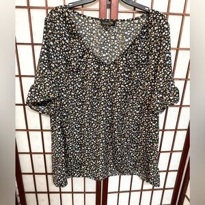 (S42) Suzanne Betro 1X V-Neck Black Ditsy Floral Summer Half Bell Sleeve Blouse.